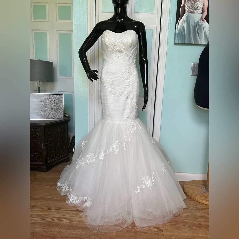 Size 6 Ivory mermaid wedding dress bridal gown Maggie Sottero lace up back train